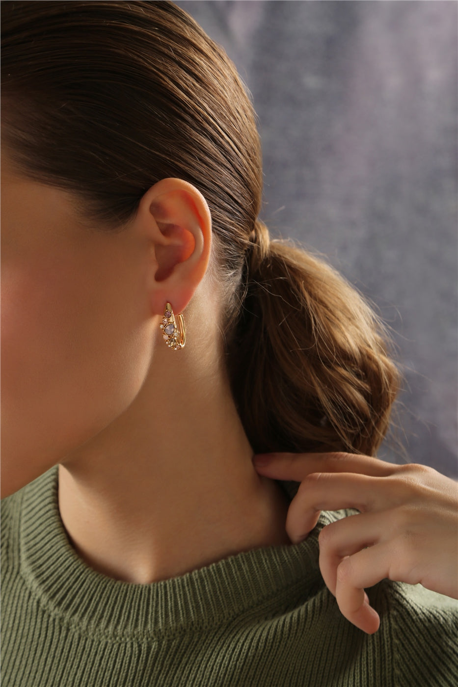 Hoop earrings with mixed stones