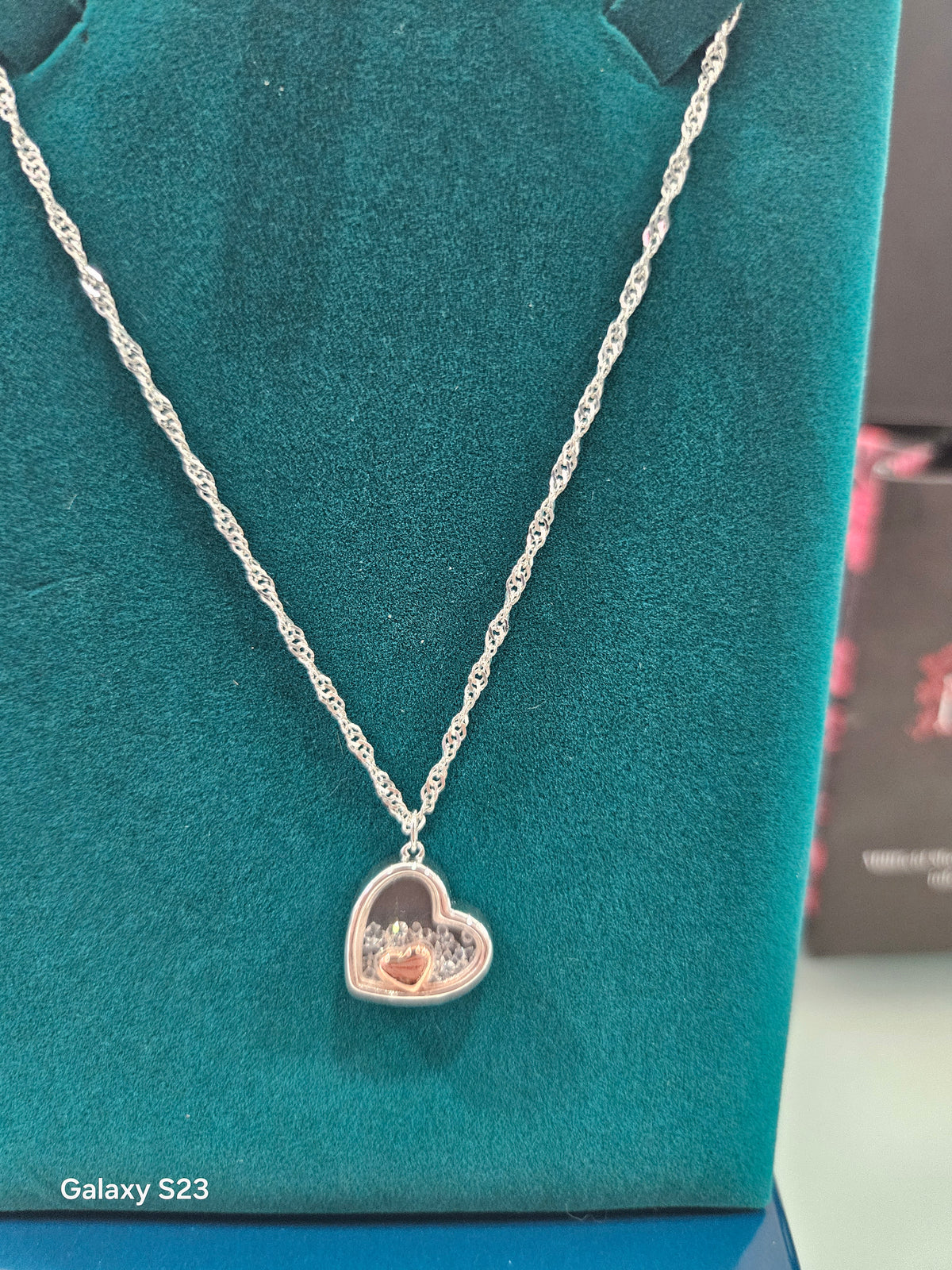 Silverplated twist chain with Goldplated floating heart