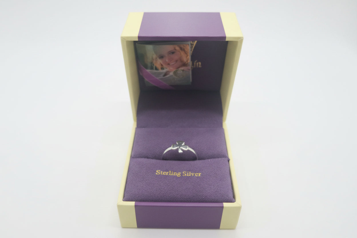 Silver shamrock ring