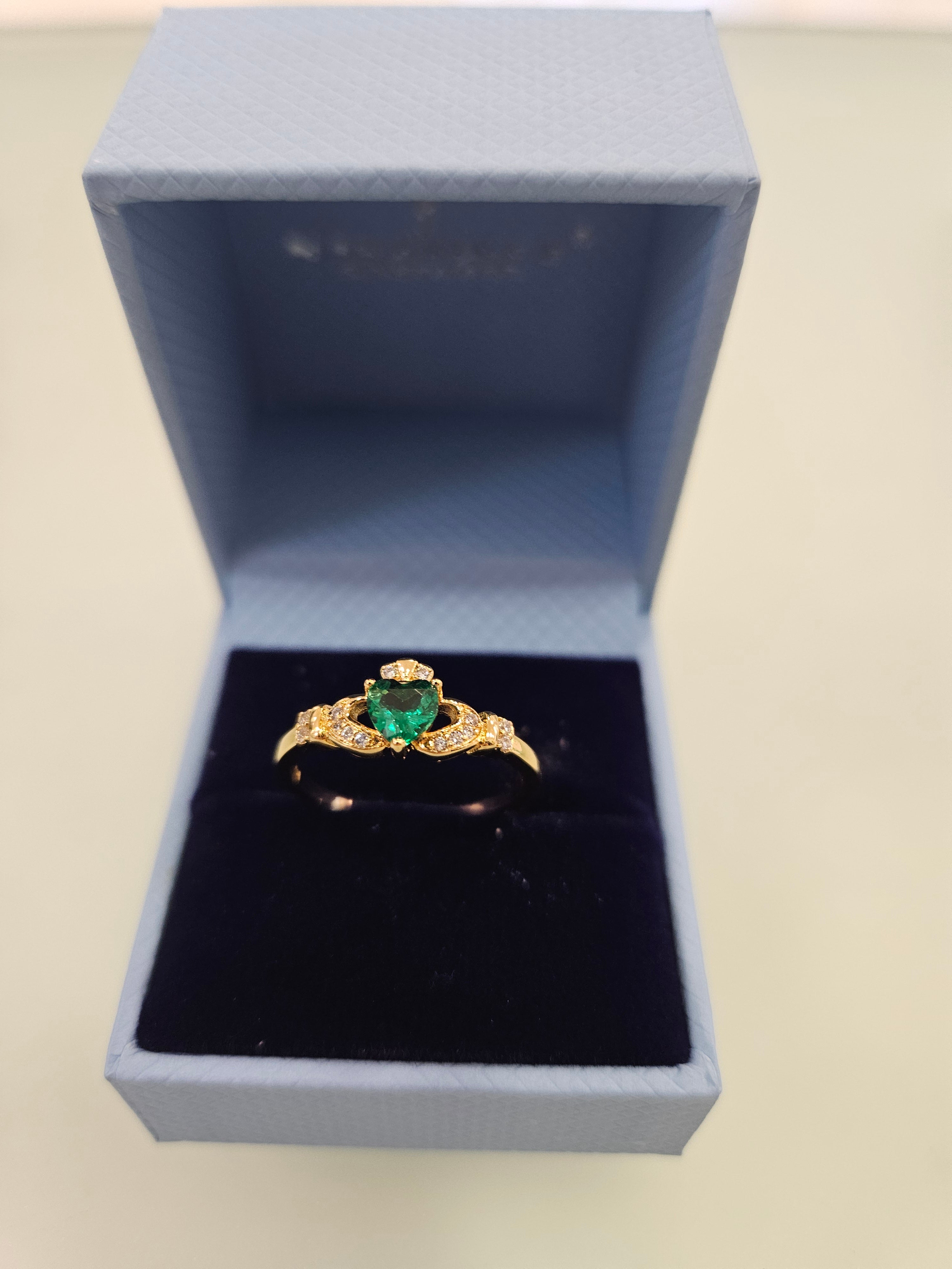 Goldplated Emerald Claddagh Ring